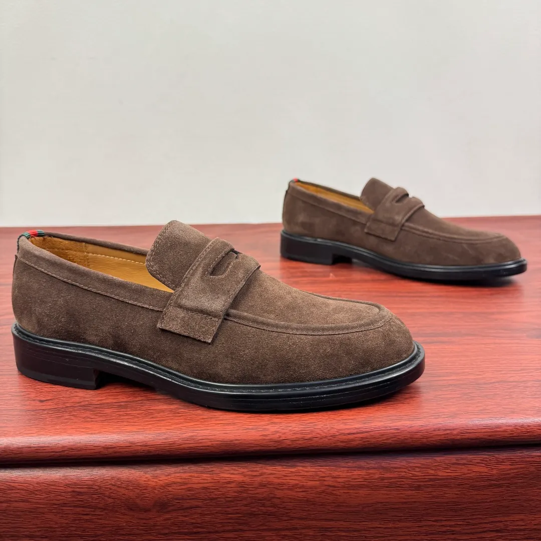 Batch 980 Gucci/Gucci new men's solid color leather loafers! These elegant loafers are crafted from soft suede calfskin and are available in two styles. The upper is decorated with genuine leather buckles, adding low-key and unique logo pattern elements. Simple style design. Classic European and American last style. Standard style. Red and green webbing decoration on the heel embellishes brand style details. Select high-quality leather, look at the details for textured workmanship, dyed calfskin lining, uniform and delicate pores, soft and comfortable. Thickened leather outsole, composite rubber bottom sheet at the heel, excellent foot comfort, wear-resistant and non-slip, the first choice for light luxury, versatile for footwear, and comes with a full set of packaging! Size: 39-40-41-42-43-44 leather shoe size (38.45.46 can be customized) Item number: 812168 Suede coffee color